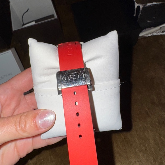 Gucci Swiss Dive Red Rubber Strap Watch - Picture 8 of 10
